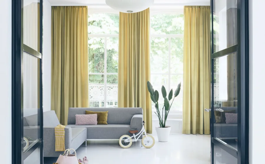 Gordijnen in okergele kleur