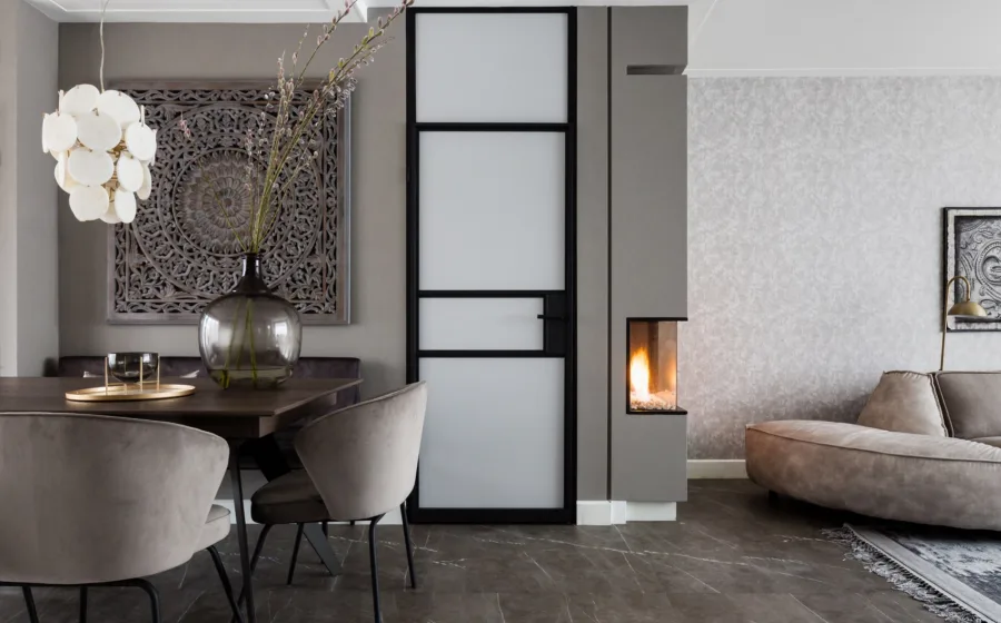 Stalen deur met mat glas voor meer privacy.