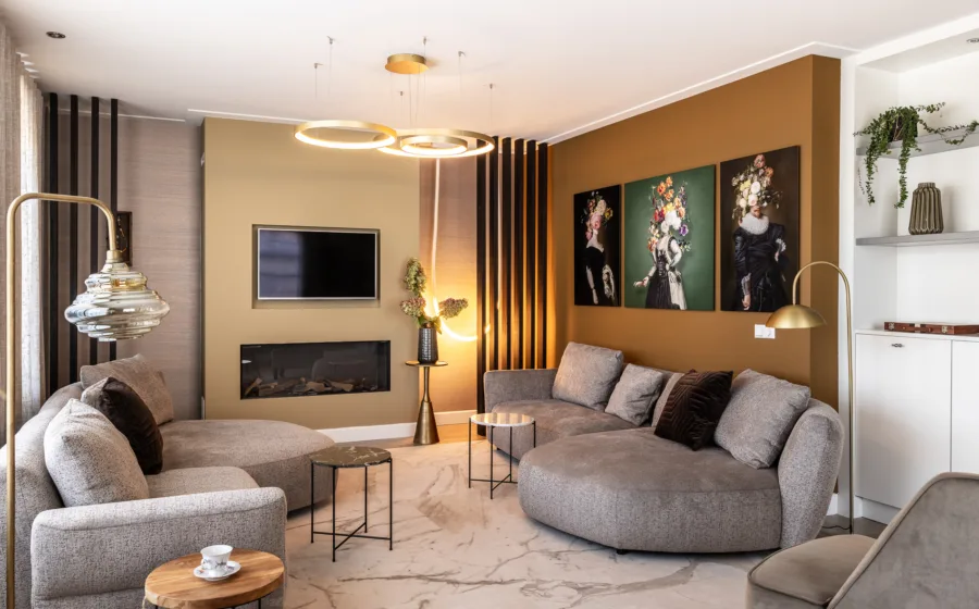 woonkamer met elektrische raamdecoratie: vtwonen interieur met Aanhuis.nl 2023