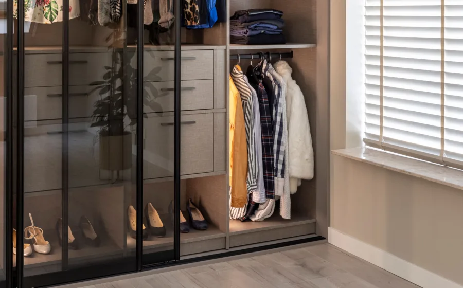 Kledingkast op maat met schuifdeuren in taupe en binnenkant Selected by Frans kleur Tweed