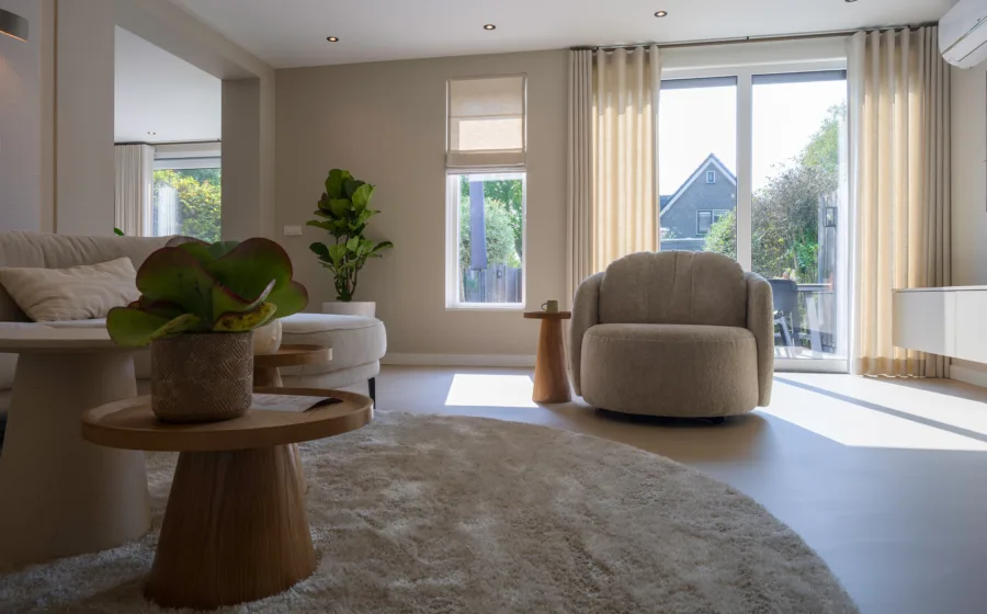 Sfeerfoto van woonkamer met Inside gordijnen en Corestone gietvloer