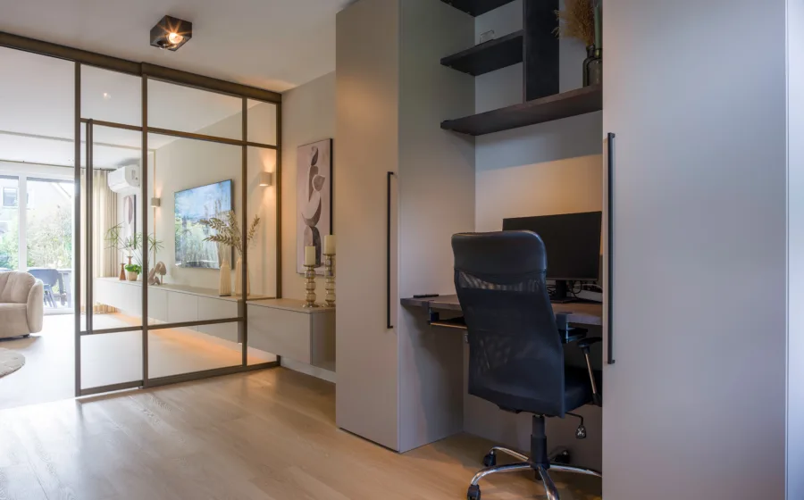 Stalen deuren tussen de werk- en woonkamer