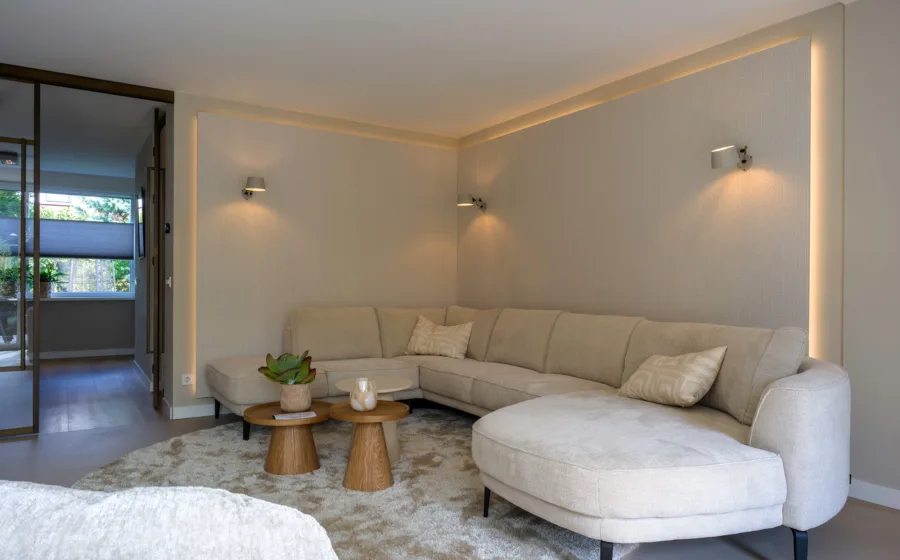 Zwevend behang van Kek in de woonkamer