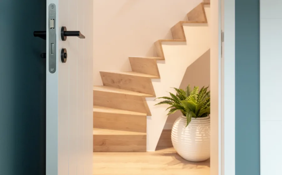 Licht eiken Z-trap met een draai