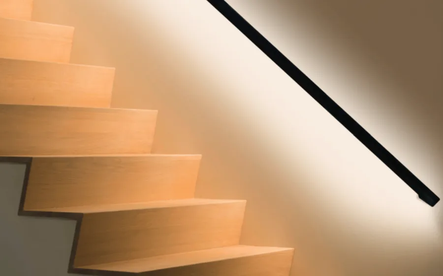 Detailfoto van licht eiken Z-trap met ledgrip