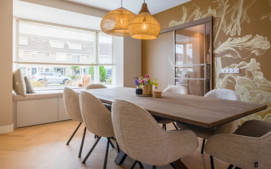 Eettafel met oker geel Kek behang met gouden details