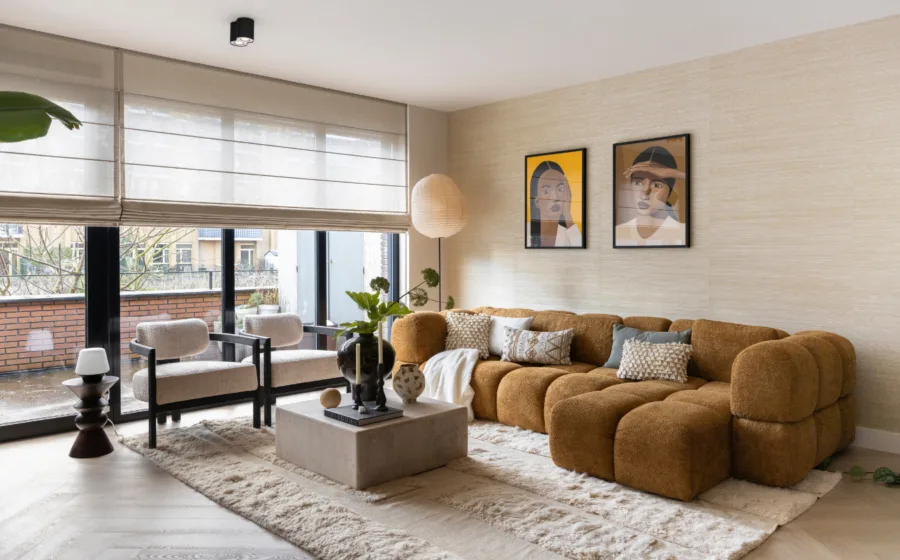 Basic naturel woonkamer met visgraat vloer en vouwgordijnen