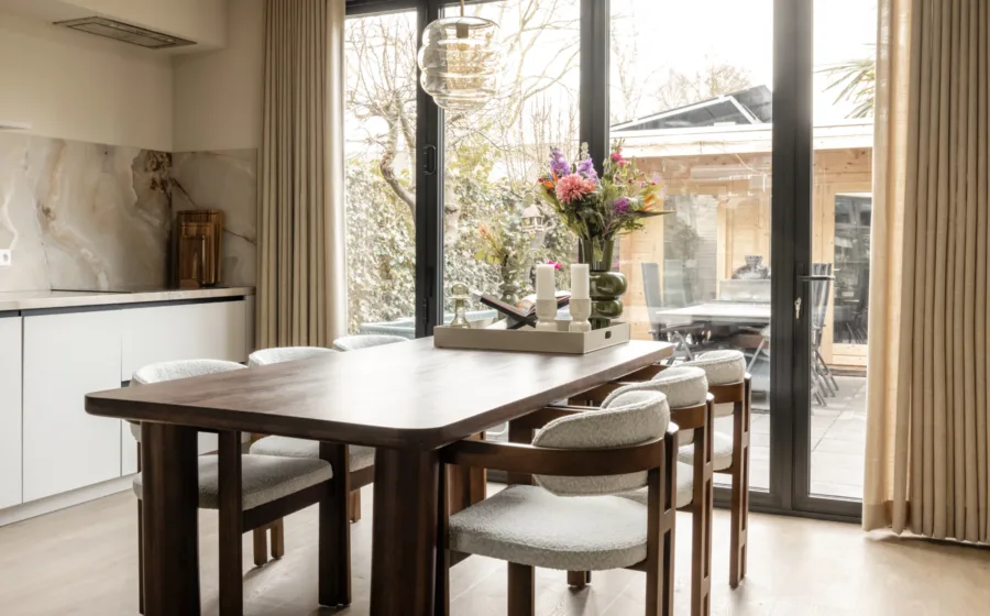 Sfeerfoto van Botanische groen keuken met pvc vloer en wavegordijnen