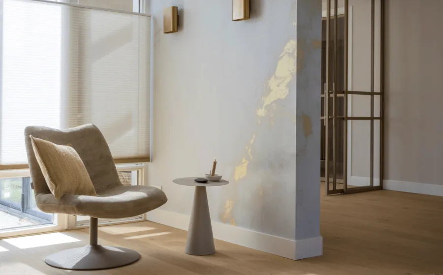 Make-over van Frans Uyterlinde met behang in de zithoek van een hotel chic woonstijl