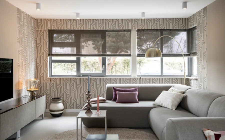 Modern interieur met rolgordijnen van geweven hout in neutrale tinten.