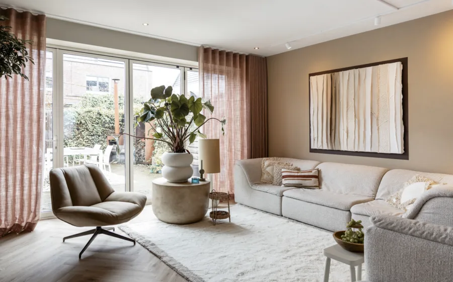 Sfeervol interieur met lange, geplooide gordijnen tot op de vloer.