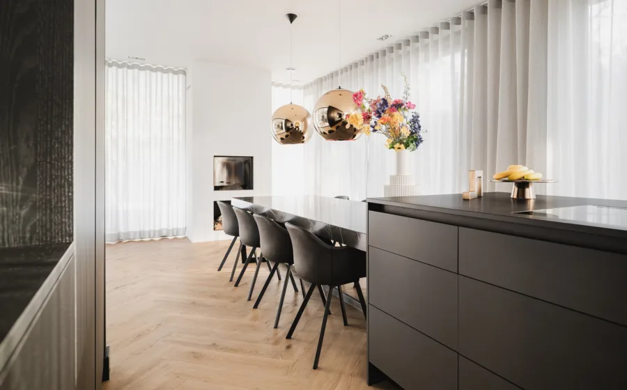 Visgraat therdex vloer in de keuken met inbetweens in een hotel chic woonstijl