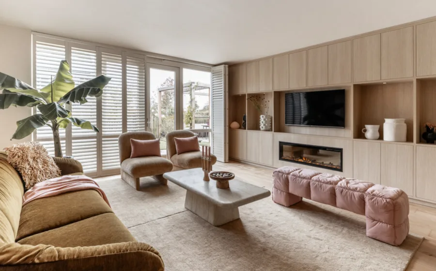 Licht eiken Allure tv-kast op maat met elektrische haard in woonkamer