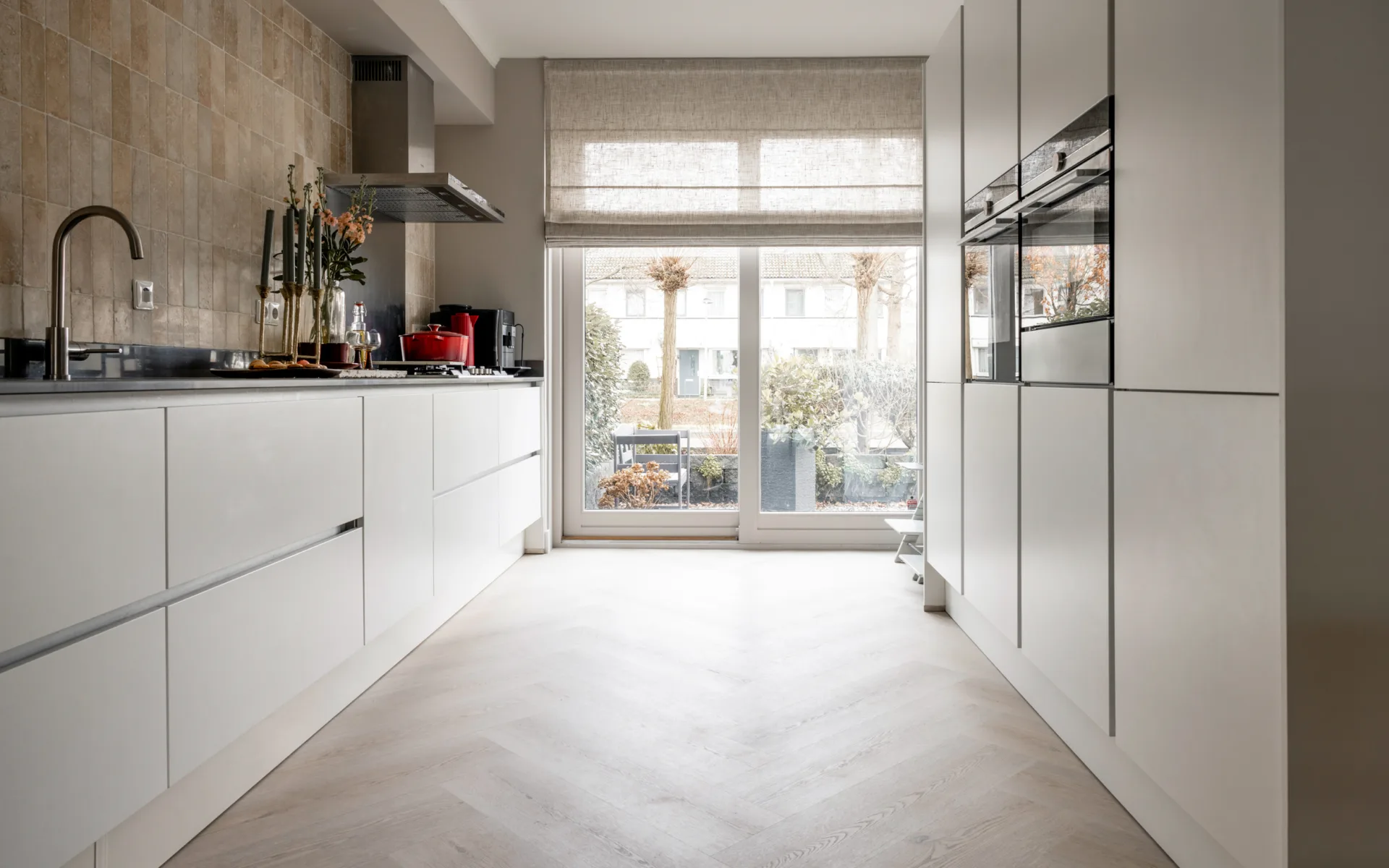 Keuken met eikenhouten look visgraat pvc met vloerverwarming.