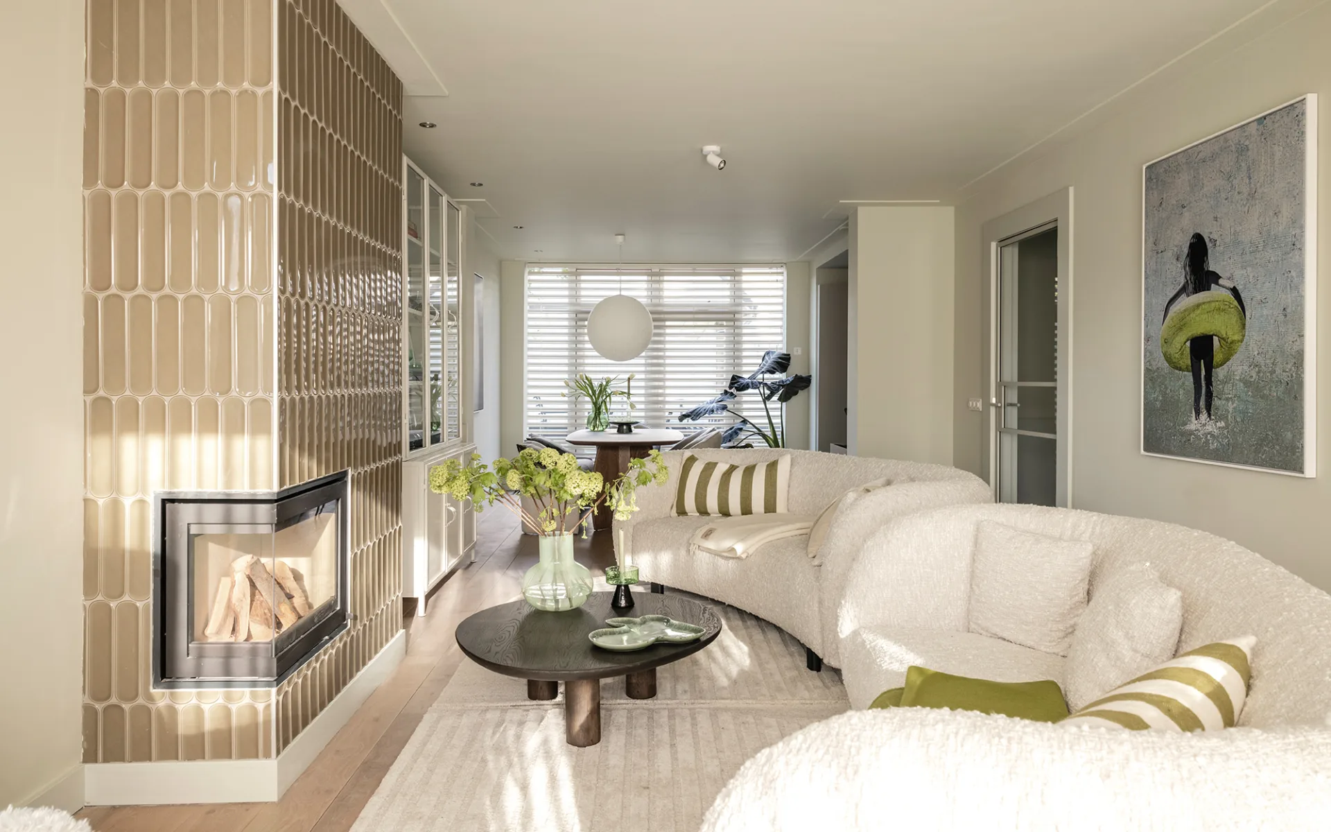 Horizontale jaloezieën van Luxaflex Megaview in de eetkamer - basic naturel woonstijl