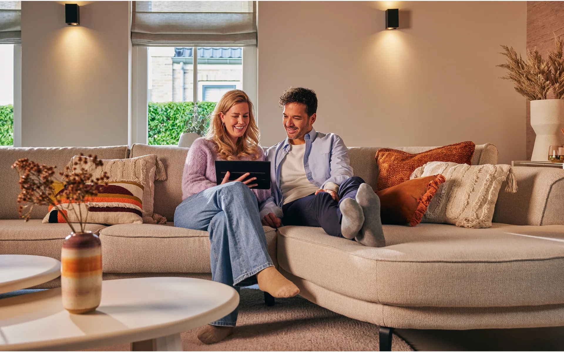 Twee mensen op de bank in het WOW interieur van Aanhuis.nl