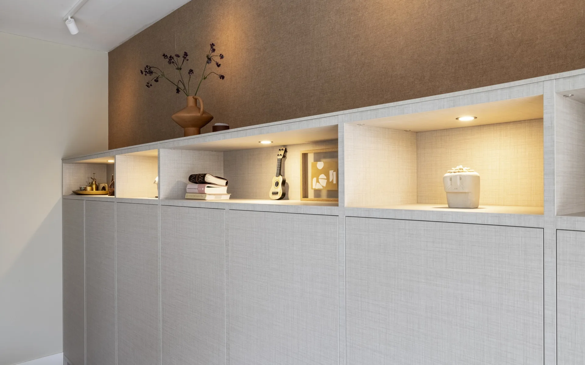 Allure kast in de woonkamer bekleed met linnen structuur stof - Aanhuis.nl