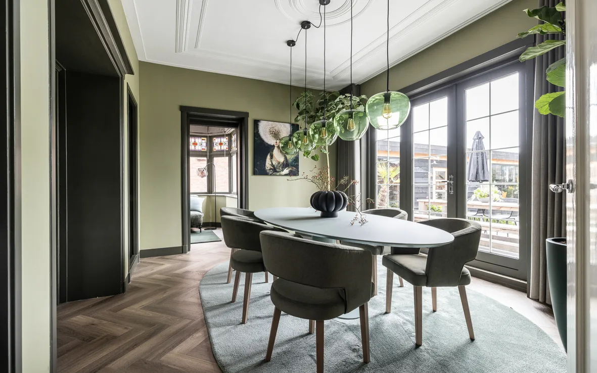 New Chic woonstijl met natuurlijke tinten, hoogwaardige materialen en harmonieuze combinatie van visgraatvloer en raamdecoratie.
