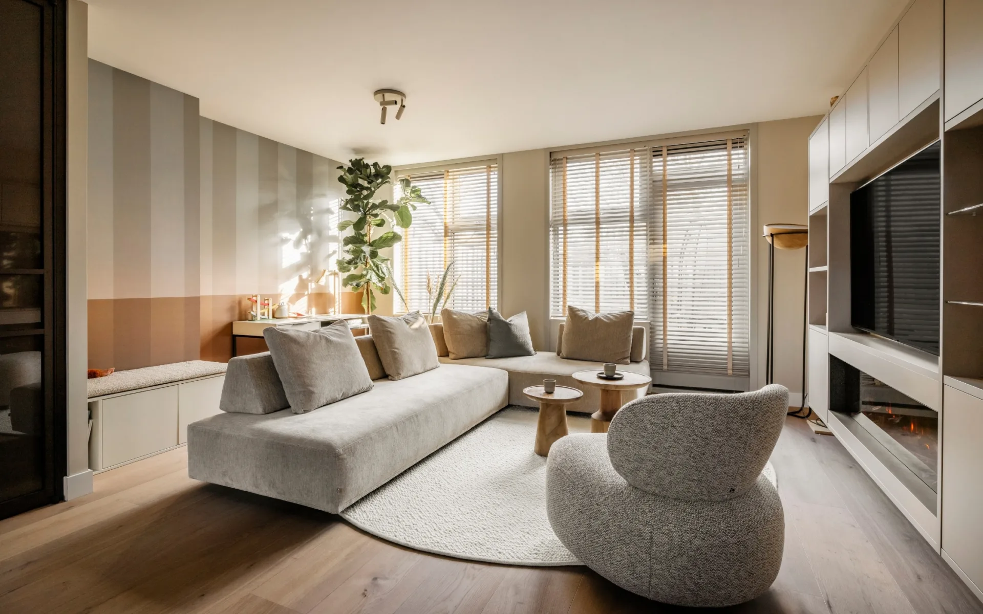 Basic naturel woonkamer met houten lindura vloer, houten jaloezieën en cinewall in grijze look