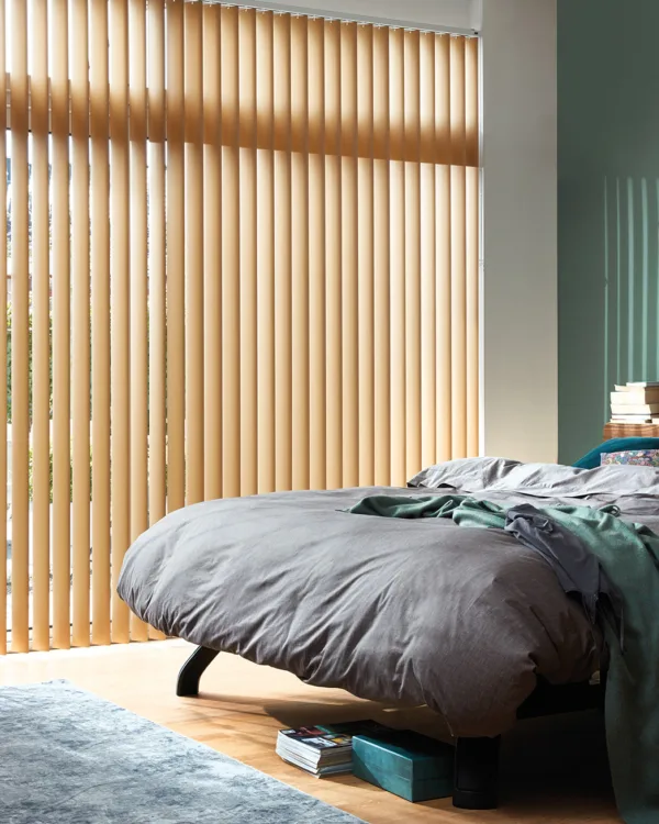 Beige lamellen van Luxaflex in de slaapkamer