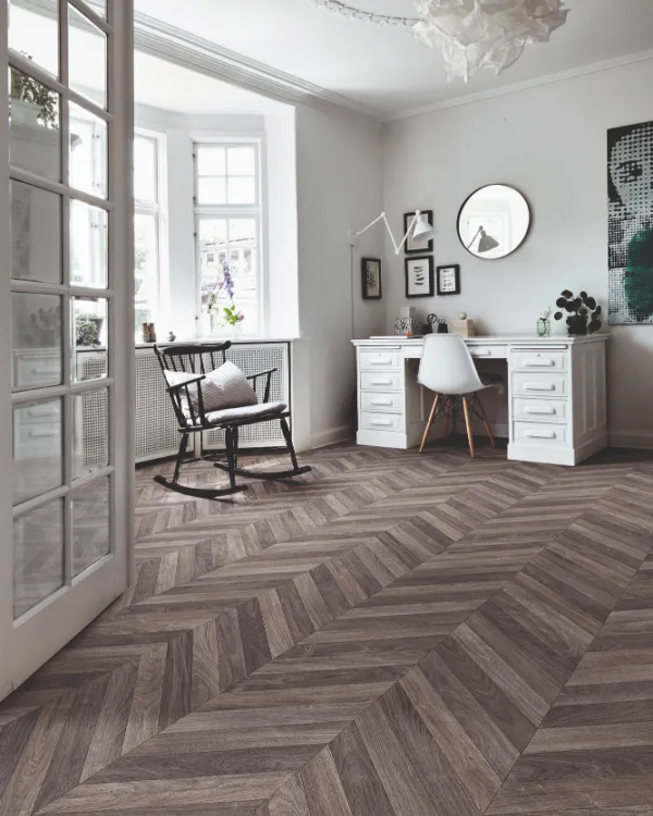 Vinylvloer visgraatpatroon in de woonkamer - Interfloor vinylvloer bij Aanhuis.nl