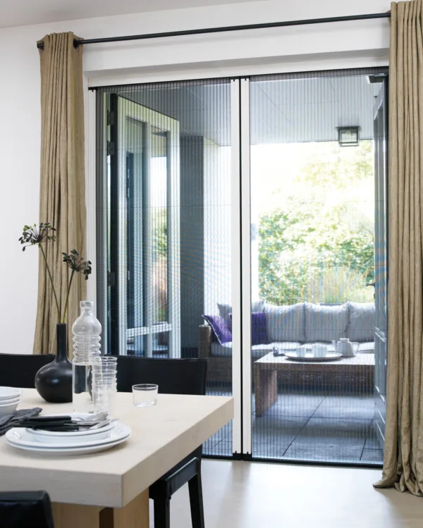 Terrasdeur met horren met magneetsluiting