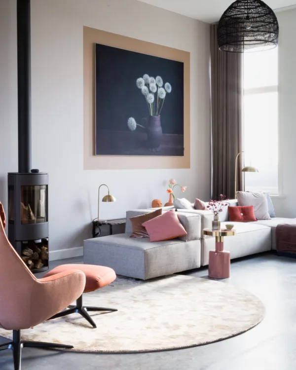 Tijdloze klassieke woonstijl met roze accessoires