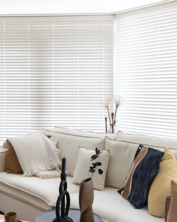 Witte Luxaflex® jaloezieën in de woonkamer