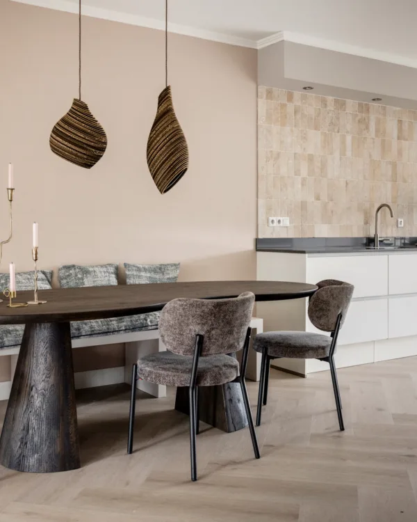 Keuken met visgraat pvc met vloerverwarming: vtwonen interieur met Aanhuis.nl voorjaar 2024