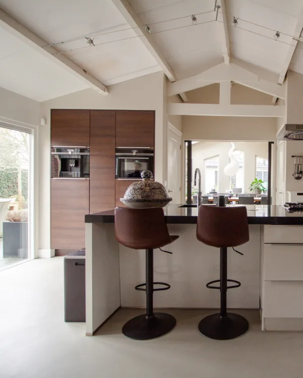 Gietvloer lichtgrijs modern in keuken