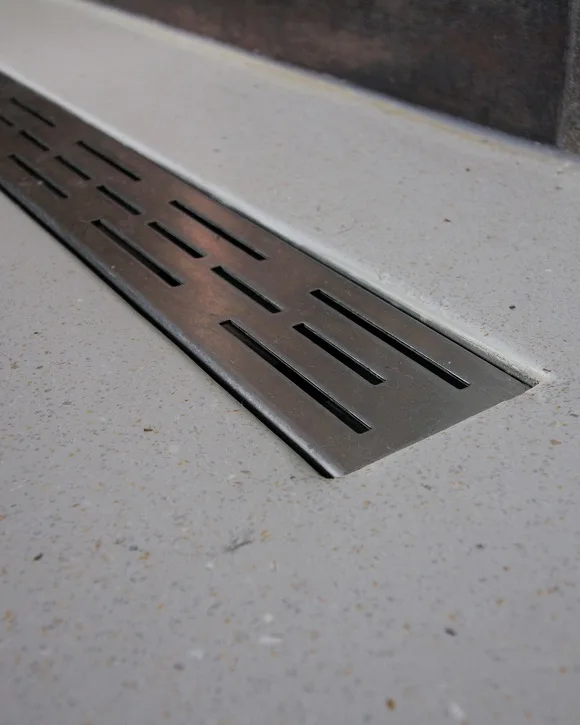 Gietvloer steenlook naadloos in badkamer