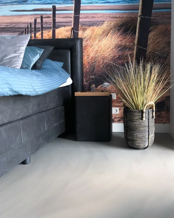 Steenlook gietvloer in slaapkamer natuurlijke stijl