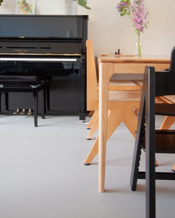 Betonlook gietvloer in woonkamer