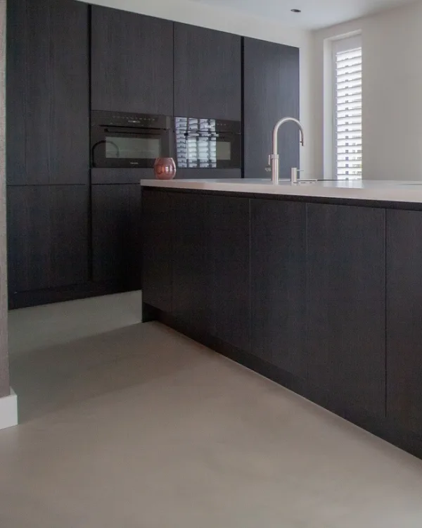 Keuken met lichte kleur gietvloer