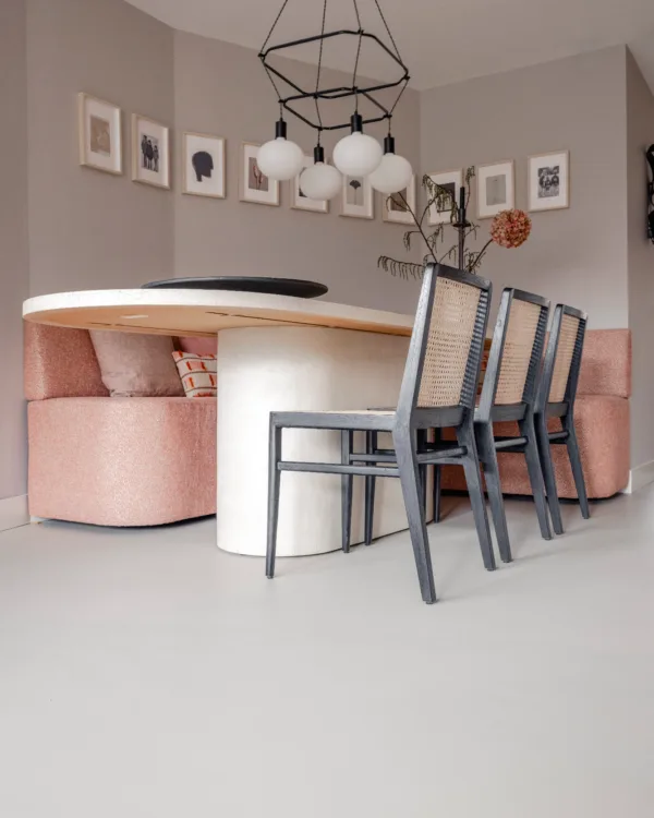 Grijze gietvloer in de keuken