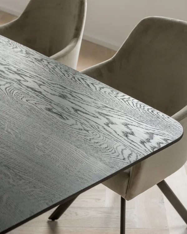 Tafel op maat in zwartbruin met zichtbare noesten