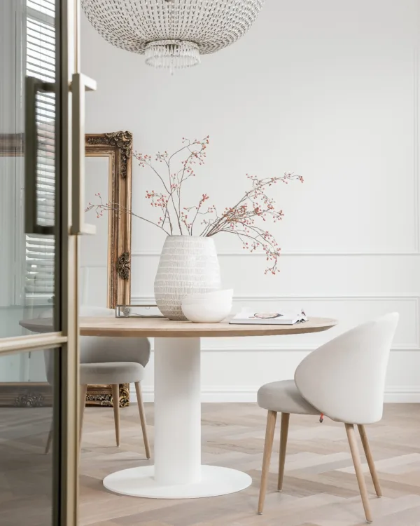 Ronde tafel op maat met wit onderstel, perfect voor 4 personen