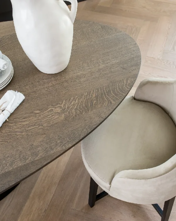 Een bruine houten tafel met zwart onderstel staat chique en stoer tegelijk