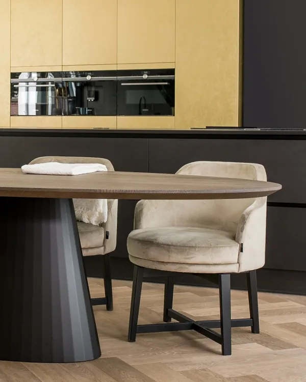 Tafel op maat met bruin ovaal blad en donker onderstel moderne stijl