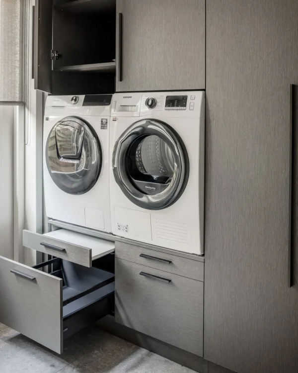 Praktisch: zet jouw wasmand op de uittrekbare plank van je wasmachinekast op maat.