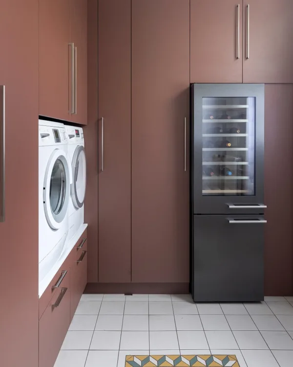De stijlvolle uitbreiding voor je bijkeuken? Een kast voor je wasmachine én de wijnkoeler.