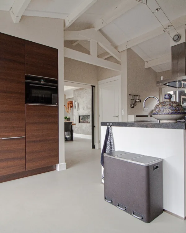 Licht grijze gietvloer in de eetkamer van Corestone Nature®