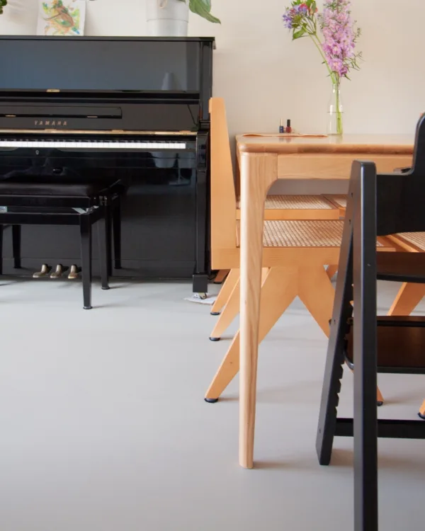 Licht grijze gietvloer in de eetkamer van Corestone Nature®