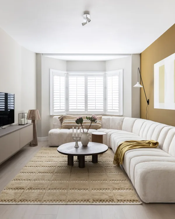 Basic naturel woonstijl met witte shutters en een pvc-vloer in de woonkamer