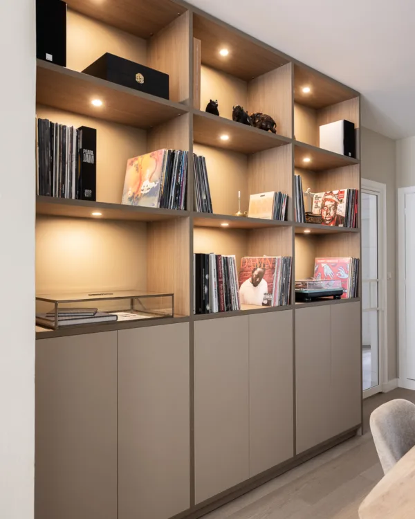 Basic naturel woonstijl met een kast op maat in de eetkamer