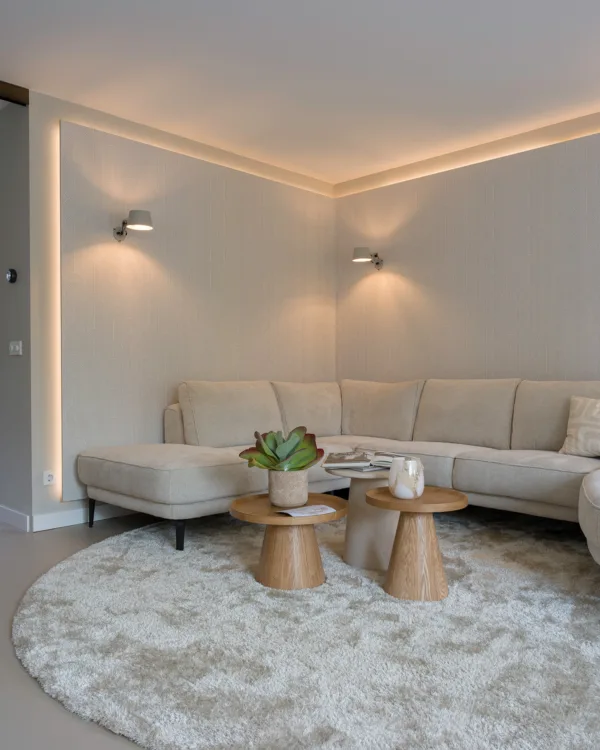 Sfeerfoto van woonkamer met stalen deuren en zwevend Kek behang