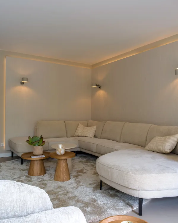 Zwevend behang van Kek in de woonkamer