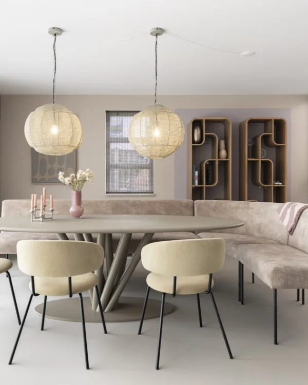 Vintage modern woonstijl met betonlook vloer en lichte vitrages