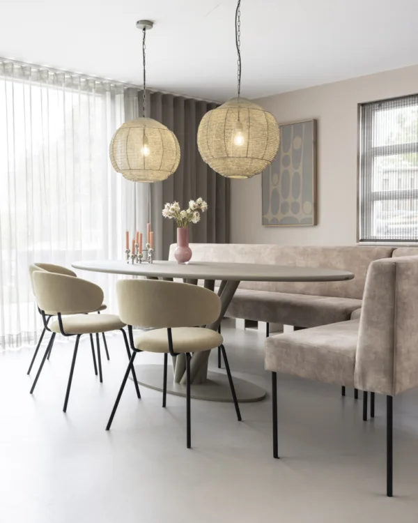 Vintage modern woonstijl met betonlook vloer en vitrages