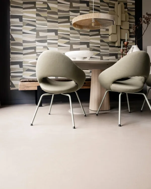 Bruintint marmoleum vloer in de eethoek